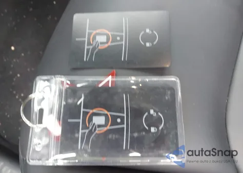 2025 Tesla Model Y Long Range Dual Motor Rear-Wheel Drive z USA, uszkodzony, nr VIN 7SAYGDED5SA374996